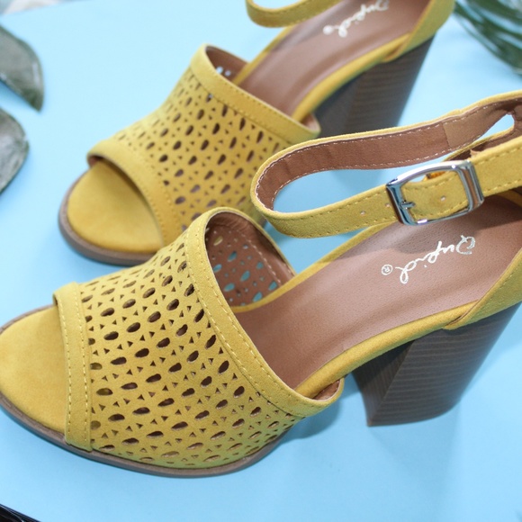 🆕//The Magnolia// Yellow peeptoe Sandal - Picture 2 of 8